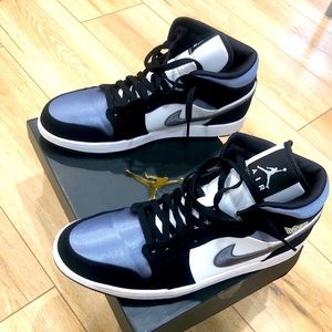 Air Jordan 1 Mid SE “Satin Smoke Grey”